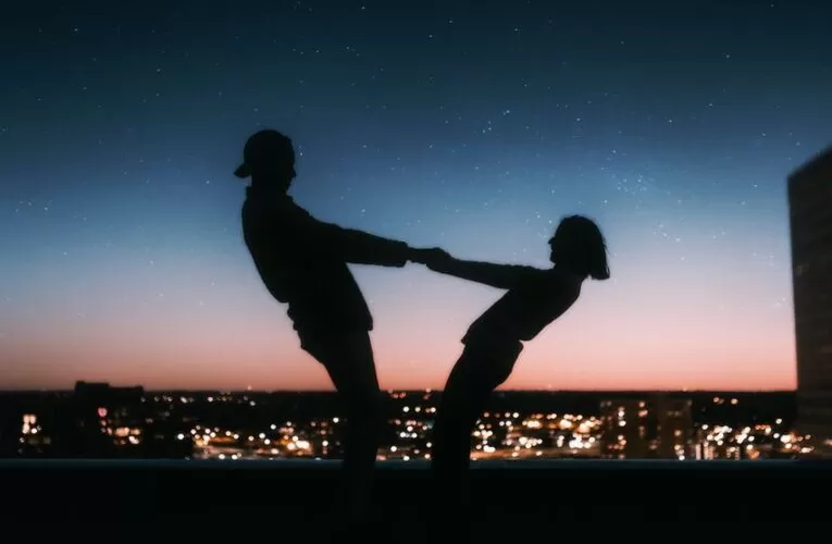 A Guide for Single Women to Draw Attention Online